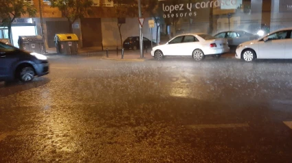 Una calle del centro de Lorca durante la tormenta de este martes