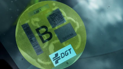 Primer plano de una pegatina de la etiqueta B en el cristal de un coche para circular por Madrid