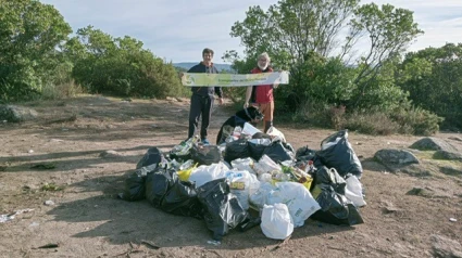 Voluntarios de Ecovigilantes recogen bolsas, botellas y otros desperdicios que dejaron en los montes