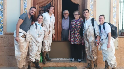 Saúl y sus amigos con Amparo y Paco, matrimonio de Aldaya que les acogió