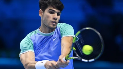 Carlos Alcaraz en acción durante las ATP Finals.