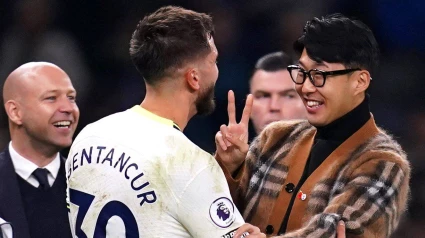 Rodrigo Bentancur y Heung-min Son se abrazan después de un partido del Tottenham.