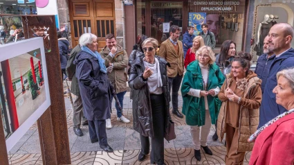 El alcalde de Torrelavega y otras autoridades observan una de las fotografías