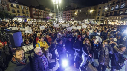 BURGOS, 13/11/2024.- Miles de personas se han concentrado este miércoles en la Plaza Mayor de Burgos para protestar contra la eliminación de los convenios municipales con tres ONG de ayuda a migrantes. EFE/Santi Otero