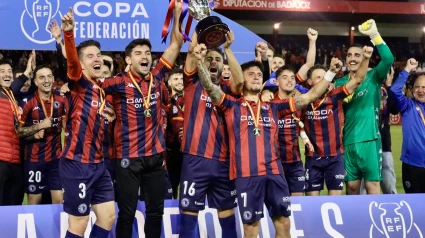 El Extremadura levanta el trofeo de campeones de la Copa RFEF