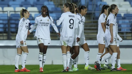 MADRID, 13/11/2024.- La delantera francesa del Real Madrid Naomie Feller (2i) celebra un gol este miércoles, en el partido de la Liga de Campeones UEFA, entre el Real Madrid y el CF Twente, en el estadio Alfredo Di Stéfano de Madrid. EFE/ Kiko Huesca