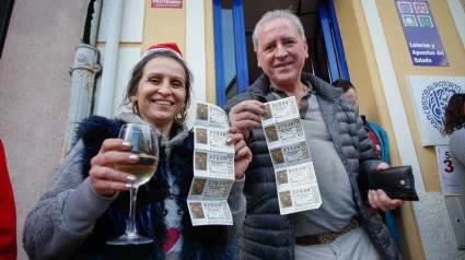 Agraciados con un ‘Quinto Premio’ del Sorteo Extraordinario de Lotería de Navidad 2023 correspondiente al número 37038 celebran su suerte en la administración donde compraron sus décimos, a 22 de diciembre de 2023, en Riotorto, Lugo, Galicia