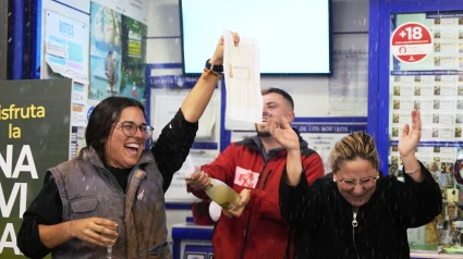 Agraciados con el Gordo de Navidad celebran que el número 88008 en la Administración “La Sarten del Sol” correspondiente al ‘Primer Premio’ del Sorteo Extraordinario de la Lotería de Navidad en Écija, a 22 de diciembre de 2023, en Sevilla