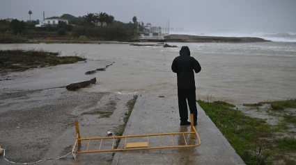 Un hombre observa el mar en Benicarló, provincia de Castellón