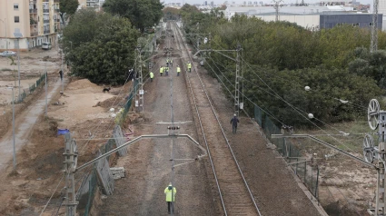 Operarios trabajan en la restauración de una de las vías del Ferrocarril arrasadas por las riadas en Paiporta