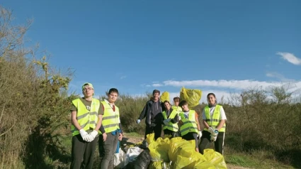 El impulsor de Ecovigilantes, Gonzalo, con los jóvenes que forman parte del grupo medioambiental