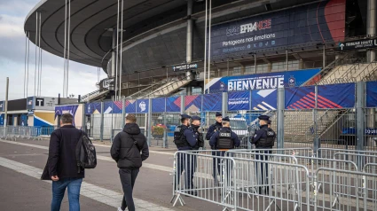 La policía francesa ya vigilas los alrededores del 'Stade de France'.