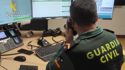 Un Guardia Civil atiende una llamada