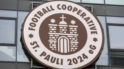 Escudo del San Pauli en la fachada del Millerntor-Stadion.