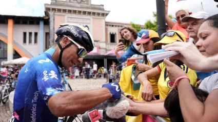 Nairo Quintana firma autógrafos a un grupo de aficionados.