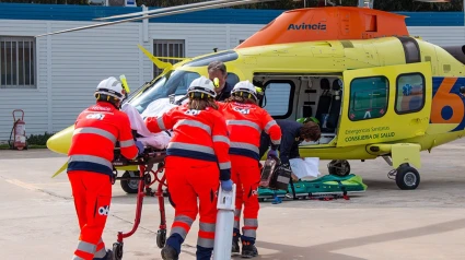 Evacuación de un paciente en un helicóptero del 061.