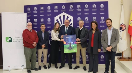 Representantes de la UCO y de Econatur tras la firma del convenio