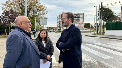 Molina (dcha.), habla con Jiménez (izda.), en presencia de Granados (centro), en la entrada a La Rambla

El delegado del Gobierno de la Junta de Andalucía en Córdoba, Adolfo Molina, ha asegurado este jueves que "las obras de mejora de la carretera de acceso a La Rambla comenzarán en 2025", con una inversión total de 3,6 millones de euros, de los cuales 894.000 euros se destinarán el próximo año.

ANDALUCÍA ESPAÑA EUROPA CÓRDOBA POLÍTICA
JUNTA DE ANDALUCÍA