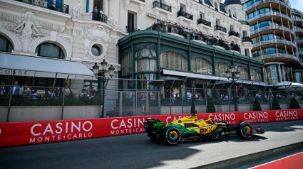 Imagen de Lando Norris a su paso por el Casino de Mónaco durante la disputa del Gran Premio de Fórmula 1