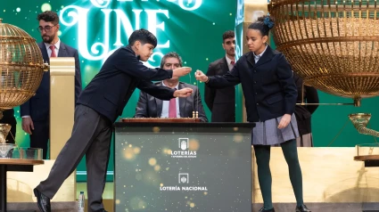 Francisco Moreno canta premios y Natalia Rodríguez Lirian canta número durante la celebración del Sorteo Extraordinario de la Lotería de Navidad 2023 en el Teatro Real de Madrid, a 22 de diciembre de 2023