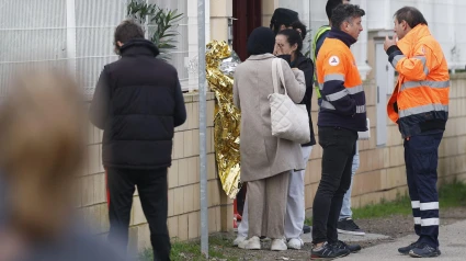 Servicios de emergencia y familiares de residentes a las puertas de la residencia de mayores 'Jardines de Villafranca' en Villafranca de Ebro (Zaragoza)