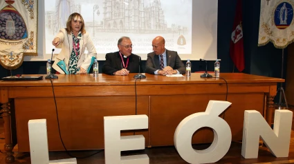 El alcalde de León, José Antonio Diez, con el Obispo Luis Ángel de las Heras y la presidenta de la Hospitalidad, M.ª Eugenia Laso