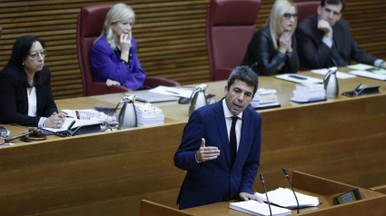 El president de la Generalitat, Carlos Mazón comparece en Les Corts durante el pleno de este viernes en el que rinde cuentas de lo que hizo el 29 de octubre y contar cómo va a remodelar la estructura de su gobierno para adaptarla a la reconstrucción. EFE/Biel Aliño