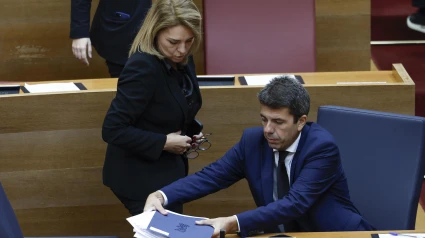 Mazón recoge la inmensa cantidad de folios que ha desglosado durante su intervención en las Cortes Valencianas