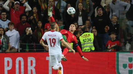 Cristiano Ronaldo marcó de chilena el quinto gol contra Polonia.