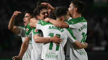 Varios jugadores del Racing celebran un gol contra el Burgos.