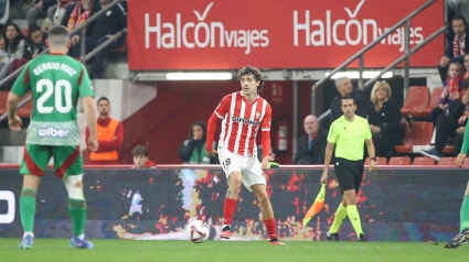 Gelabert controla el balón en el Sporting - Granada.