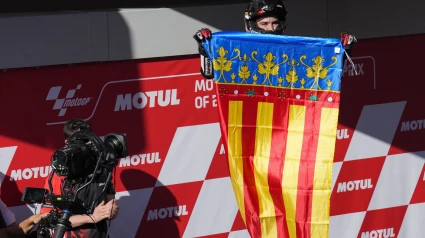 Aron Canet, con la bandera valenciana celebra su victoria en la carrera de Moto2 en el Gran Premio Barcelona Solidaridad