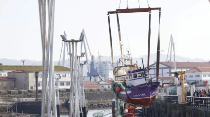 El barco una vez izado desde el interior del agua