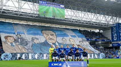 El Real Oviedo posa ante el tifo del Oviedo - Tenerife