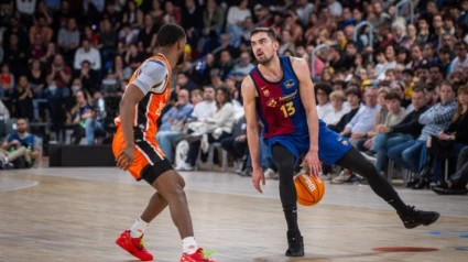 El blaugrana Satoransky ante Jean Montero en la visita del Valencia Basket al Palau