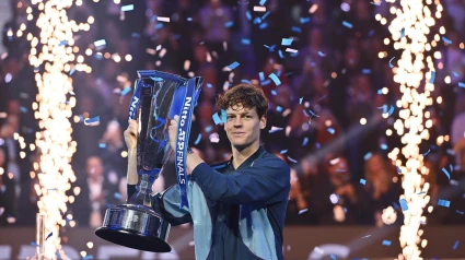 Turin (Italy), 17/11/2024.- Jannik Sinner of Italy celebrates with his trophy after winning against Taylor Fritz of the USA during their final match at the ATP Finals in Turin, Italy, 17 November 2024. (Tenis, Italia) EFE/EPA/Alessandro Di Marco