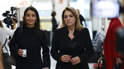 La consellera de Hacienda, Ruth Merino, (i) y la vicepresidenta del Consell, Susana Camarero (d)