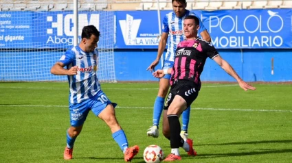 Momento del Águilas FC - Balompédica Linense jugado en el Artés Carrasco