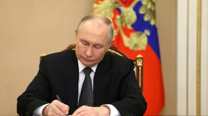 El presidente ruso, Vladimir Putin, firma el documento que lanza oficialmente el rompehielos nuclear de clase Arktika Chukotka, durante una ceremonia remota desde el Kremlin