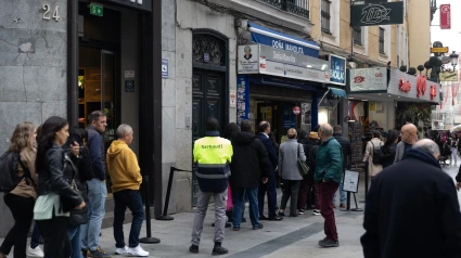 Varias personas hacen cola en la administración de Lotería de Doña Manolita, a 12 de noviembre de 2024, en Madrid