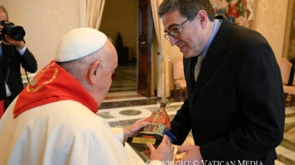 El Papa Francisco recibe una imagen de San Fermín.