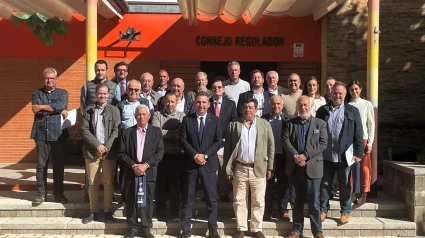 En el centro, el nuevo presidente, Vicente Pérez, posa junto a su predecesor, acompañado por los representantes del sector vitivinícola del Condado de Huelva y los nuevos vocales que conforman la junta rectora del Consejo Regulador de las denominaciones de origen protegidas Condado de Huelva, Vinagre del Condado de Huelva e IGP Vino Naranja del Condado de Huelva.