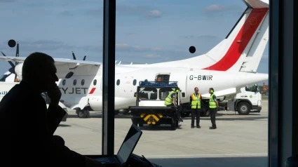 Trabajando en el aeropuerto conectado a la wifi públcia