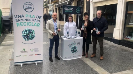 Rafael Martínez (izda.), Juan Ramón Pérez (dcha.), y María José Romero (2ª dcha.), en la presentación de la campaña en Cabra.
ANDALUCÍA ESPAÑA EUROPA CÓRDOBA ECONOMIA
JUNTA DE ANDALUCÍA