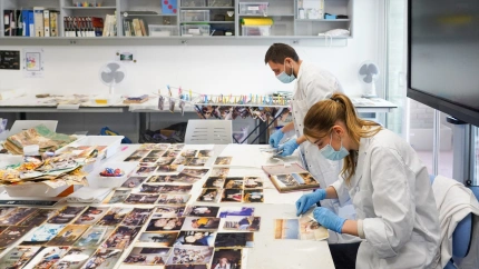 Trabajo de restauración de fotos recuperadas tras la DANA por la Universidad de Valencia