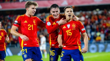 Marc Casadó celebrando el gol de Bryan Zaragoza que le dio la victoria a la selección española