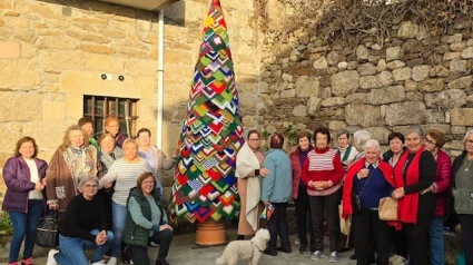 La alcaldesa, Sara Inés Vega, con las mujeres que realizan esta decoración navideña especial