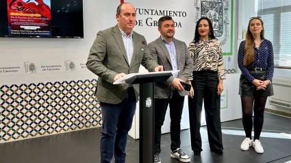 El coordinador de Cultura del Ayuntamiento de Granada, Juan García Montero, interviene en la rueda de prensa sobre la nueva 'Carmen' de Bizet que ha programado el Isabel la Católica