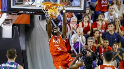 Amida Brimah, nuevo interior del Valencia Basket, machaca el aro en un partido con BAXI Manresa