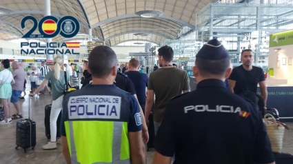 Agentes de la Policía Nacional en un aeropuerto